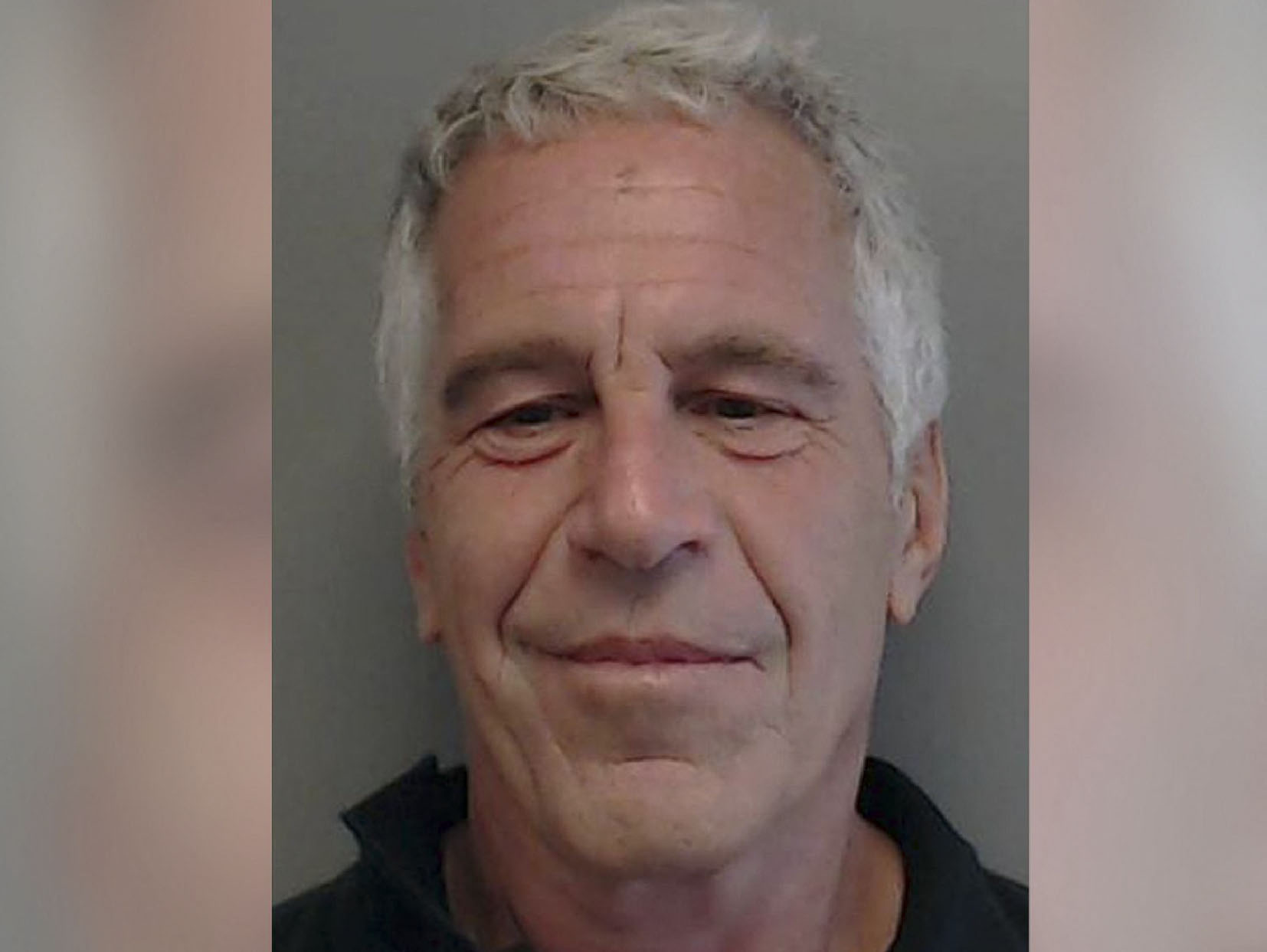 Jeffrey Epstein en un folleto sobre depredadores/agresores sexuales del 25 de julio de 2013.