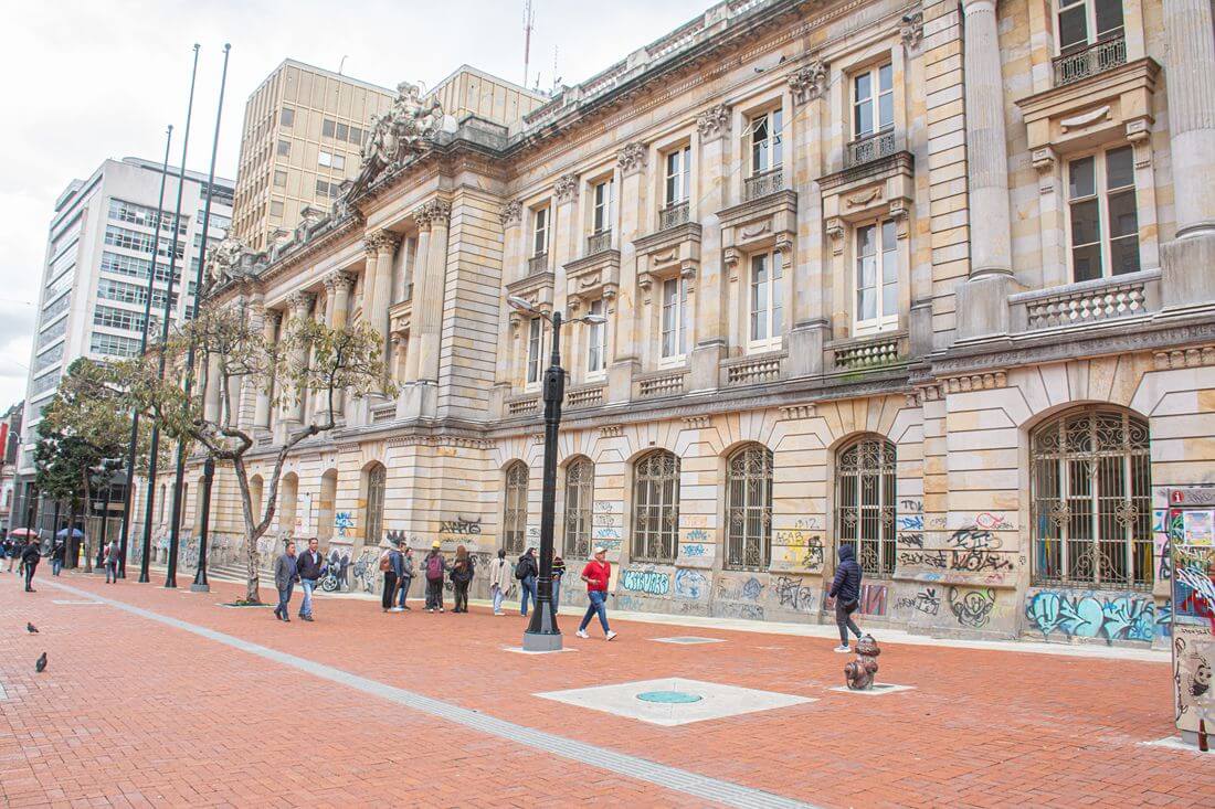 Vista Frontal del Palacio de San Francisco Con Los Andamios Instalados para Su recuperación.
