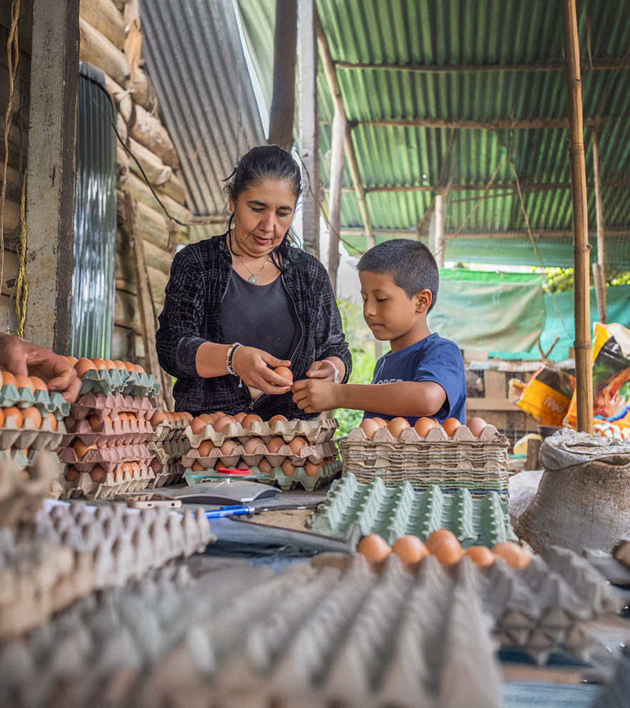 Mujeres y madres luchan en sus hogares.