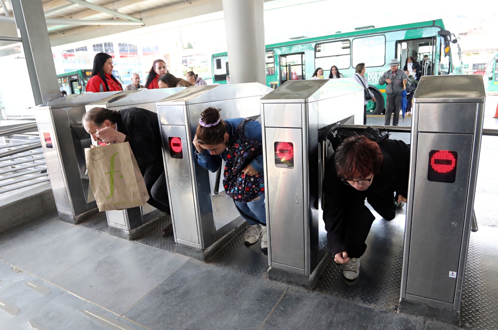 Colados en transmilenio en la Estación del Portal del 20 de Julio.