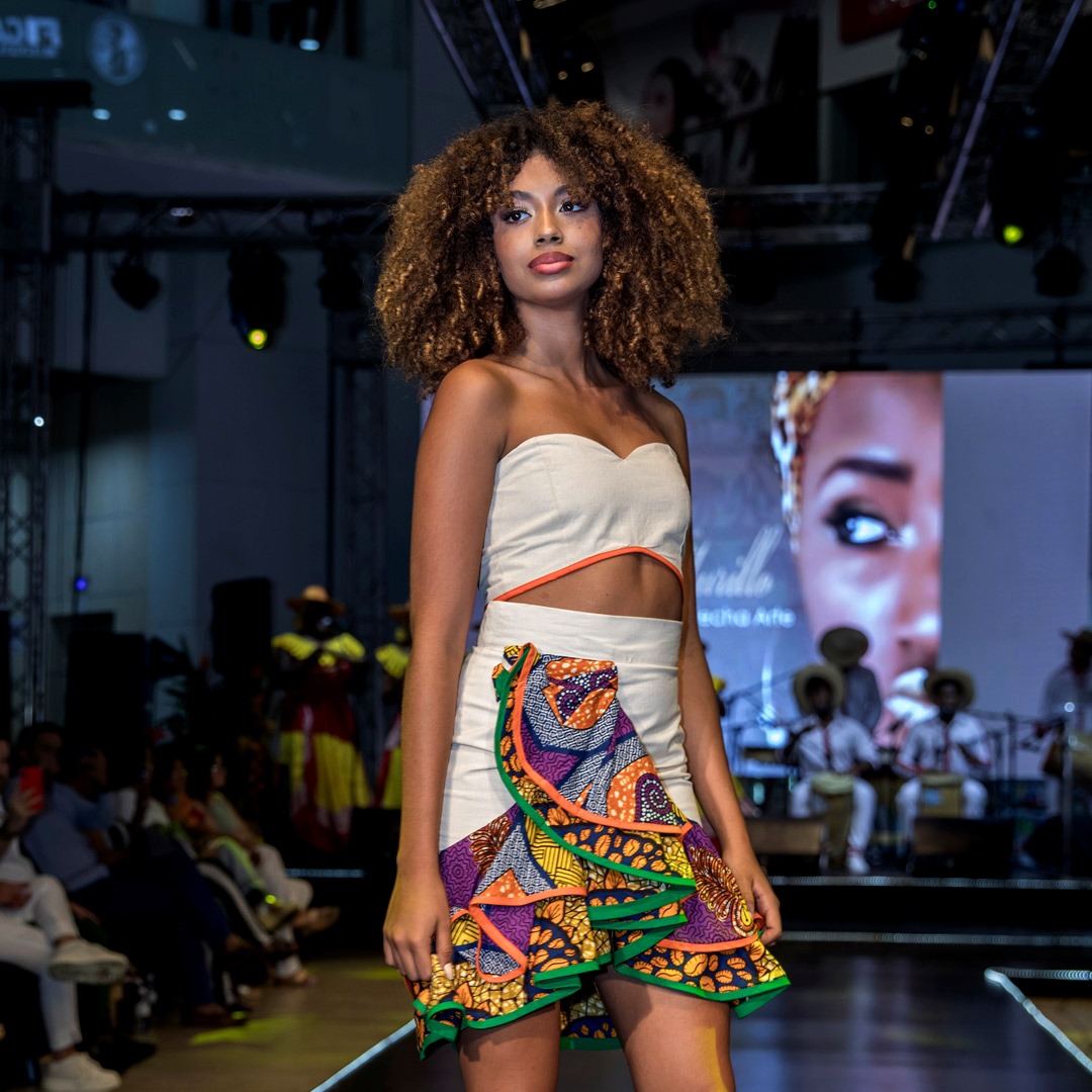 Pasarela afro en Pacific Center.