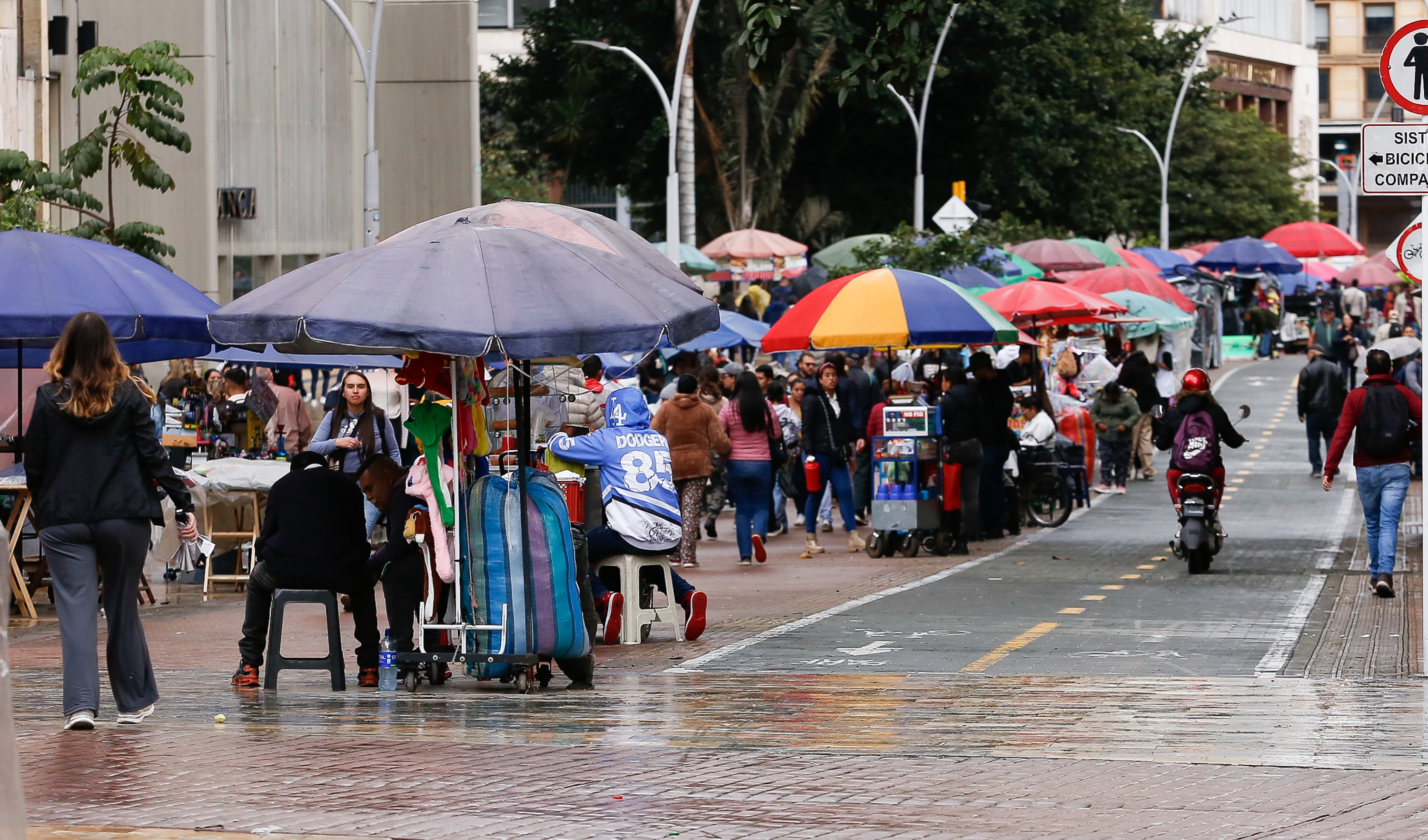 Los vendedores informales llenan cada día las calles del centro de las ciudades.