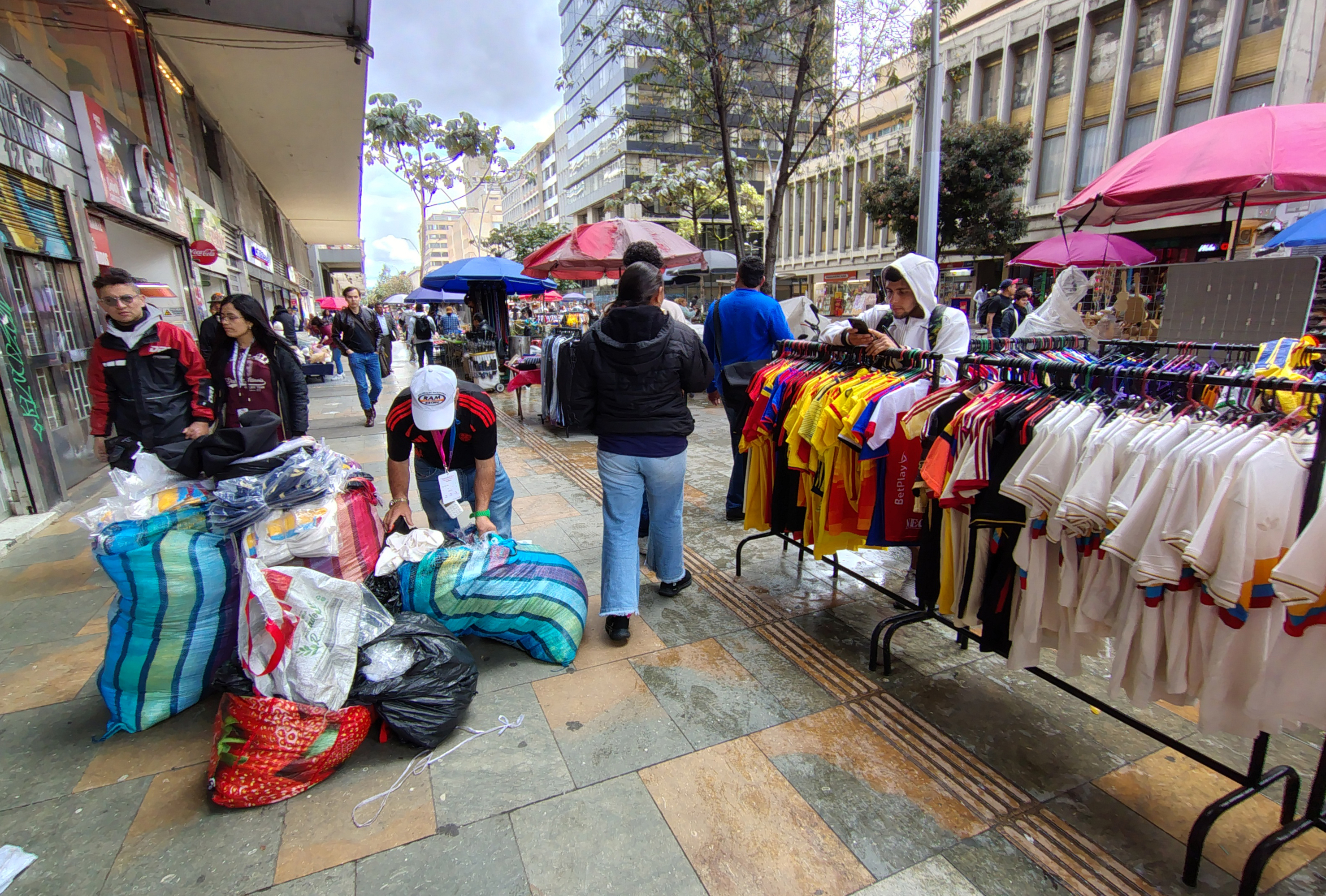 La informalidad colombiana va más allá de los vendedores ambulantes que se ven día a día en las calles.