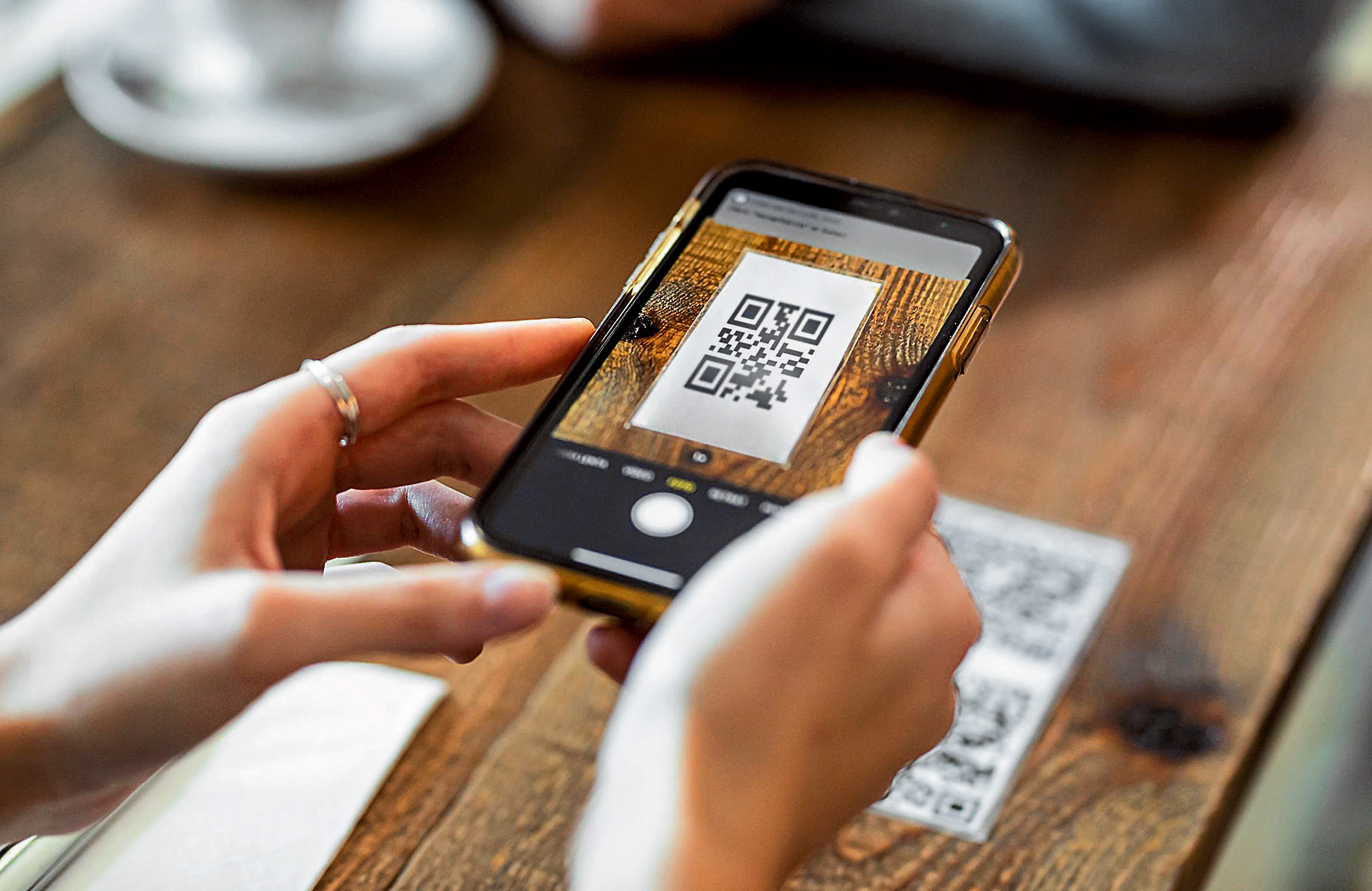 Los códigos QR permiten acceder de manera rápida y directa a información en la web al escanearlos con la cámara.