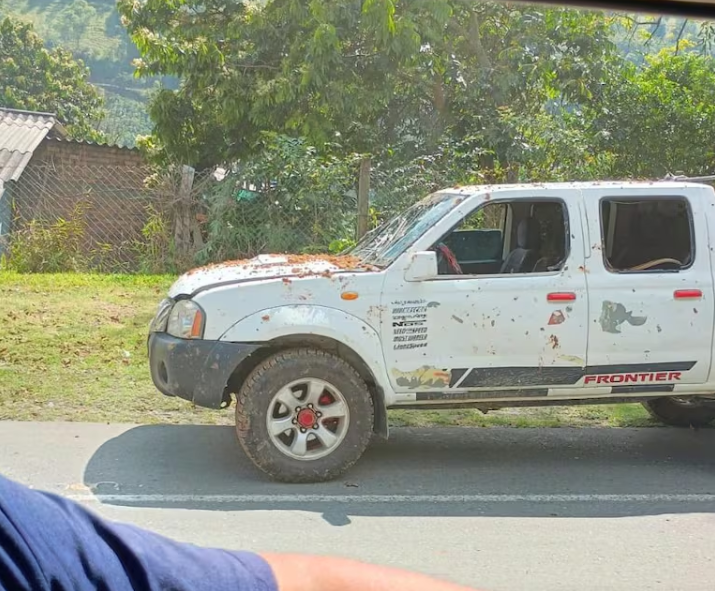 Personas que transitaban por el lugar información que hubo un vehículo afectado