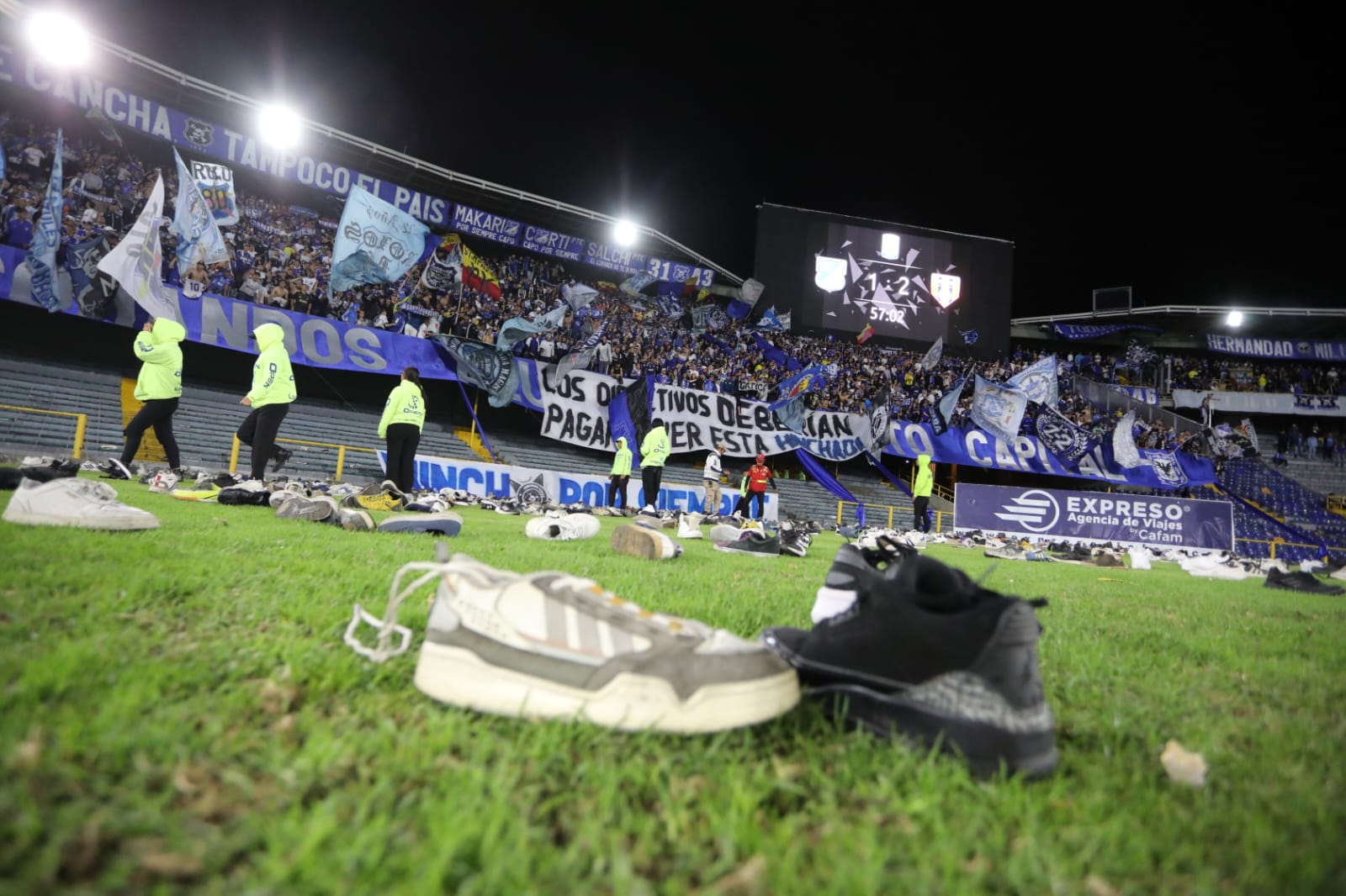 Protestas de hinchas de Millonarios: lanzaron zapatos