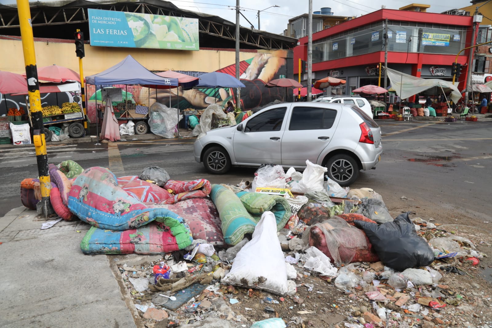Esta es una escena que se puede ver en más de 600 puntos de Bogotá, considerados críticos y que no parecen tener solución.