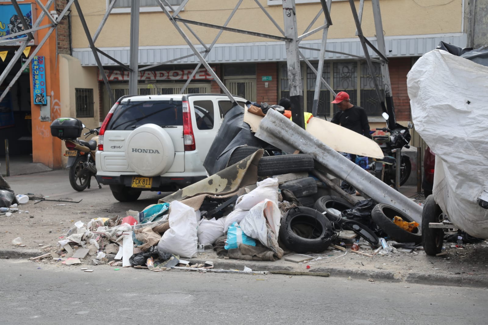 Montañas de escombros y basura en Bogotá