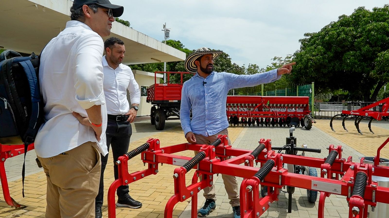 La maquinaria entregada contribuirá a mejorar la productividad de las comunidades beneficiadas.