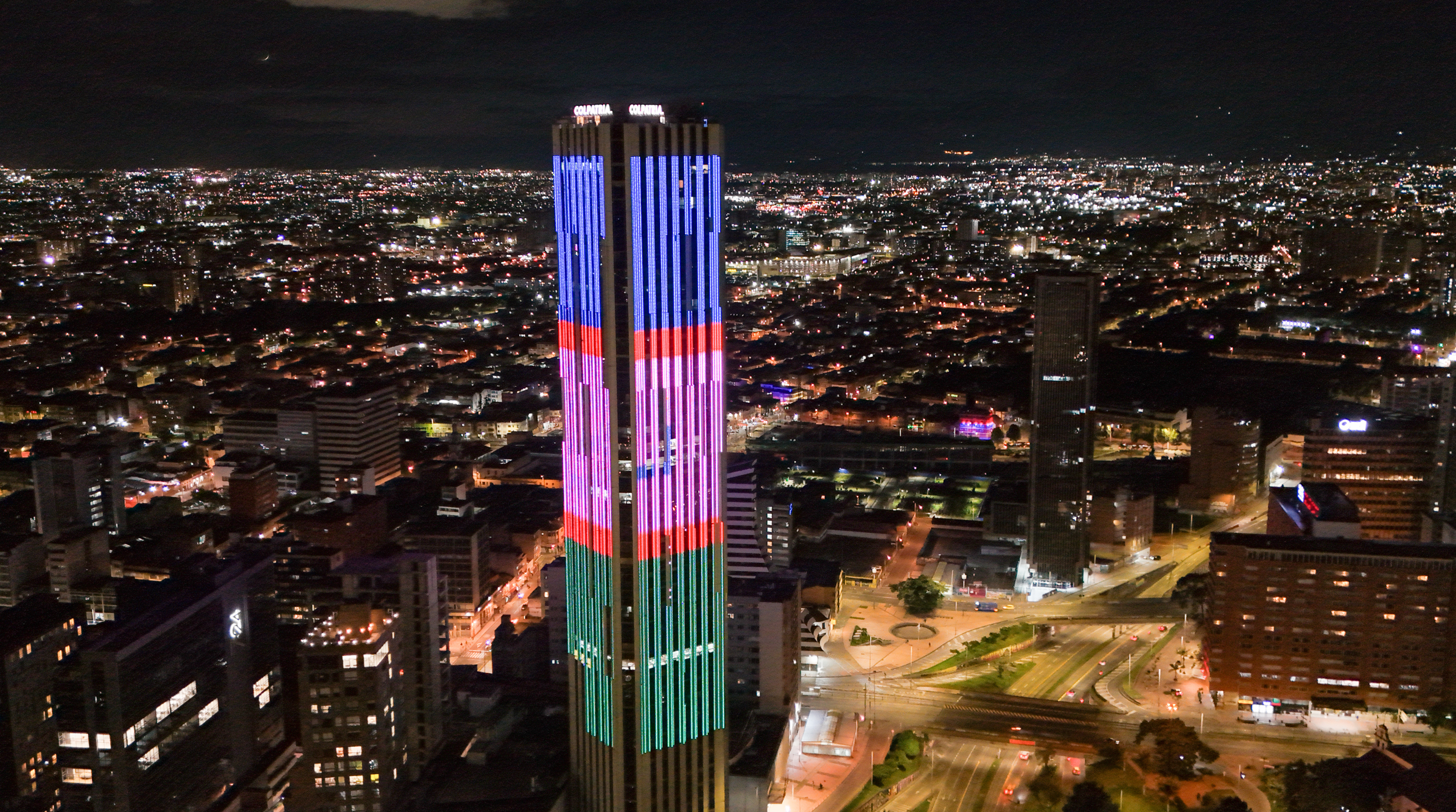 Torre Colpatria se ilumina con los colores de Cali en homenaje a las víctimas del atentado terrorista sufrido por esta ciudad . Bogotá 24 de agosto del 2025 . FOTO MAURICIO MORENO EL TIEMPO