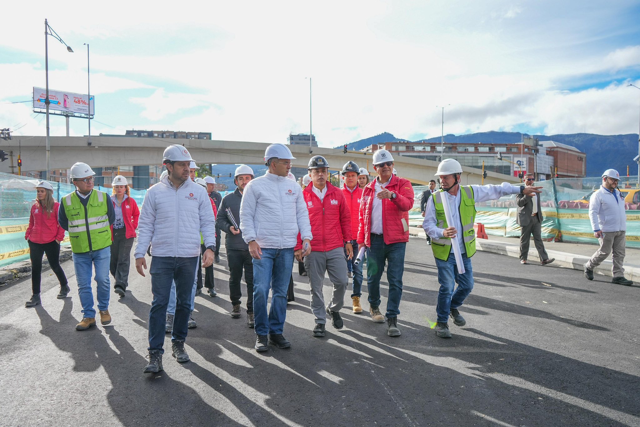 Contraloría Hace Visita A Las Obras de la Avenida 68 Junto Con El Idu