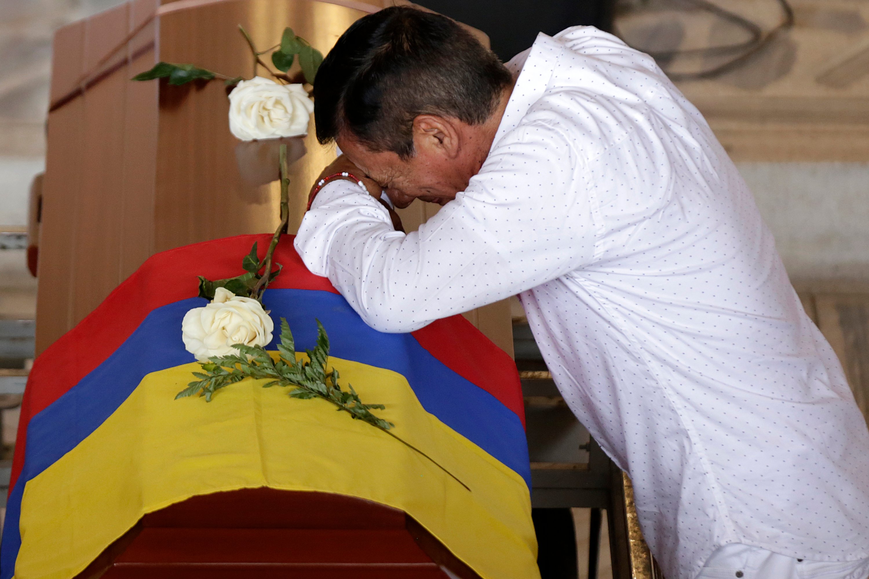 Hoy, en Palmira, cientos de personas despidieron a Álvaro Roncancio, un líder social que dejó una gran hueya en este municipio del Valle del Cauca, en el que siempre veló por defender los derechos de los demás y ayudó con su experiencia a solucionar los problemas de la comunidad. También fue parte de la Cruz Roja, donde prestó servicios de primeros auxilios a campesinos, habitantes de calle, animales y la comunidad generas en temas de salud. Roncancio había denunciado varias amenazas contra su vida, y junto a su familia, fueron desplazados en febrero de este años del corregimiento de Tenjo, de donde era el presidente de la Junta de Acción Comunal, tras fuertes enfrentamientos entre el Ejército y las disidencias de las Farc. Crédito: CEET Fotógrafo: JUAN PABLO RUEDA