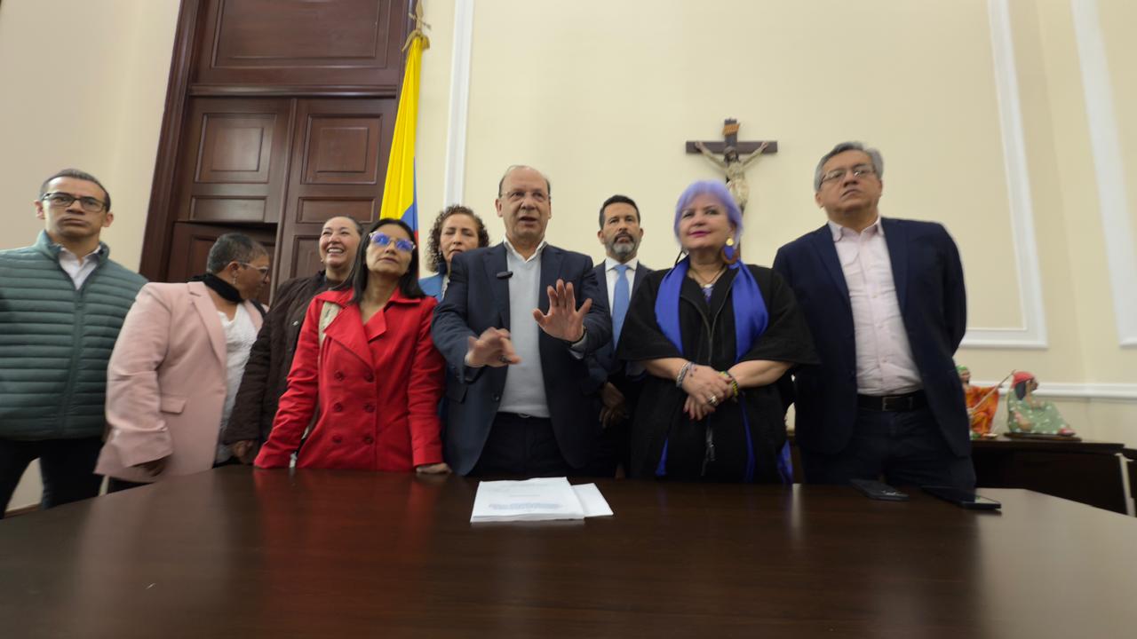 Ministro de Hacienda, Germán Ávila, radica la nueva reforma tributaria.