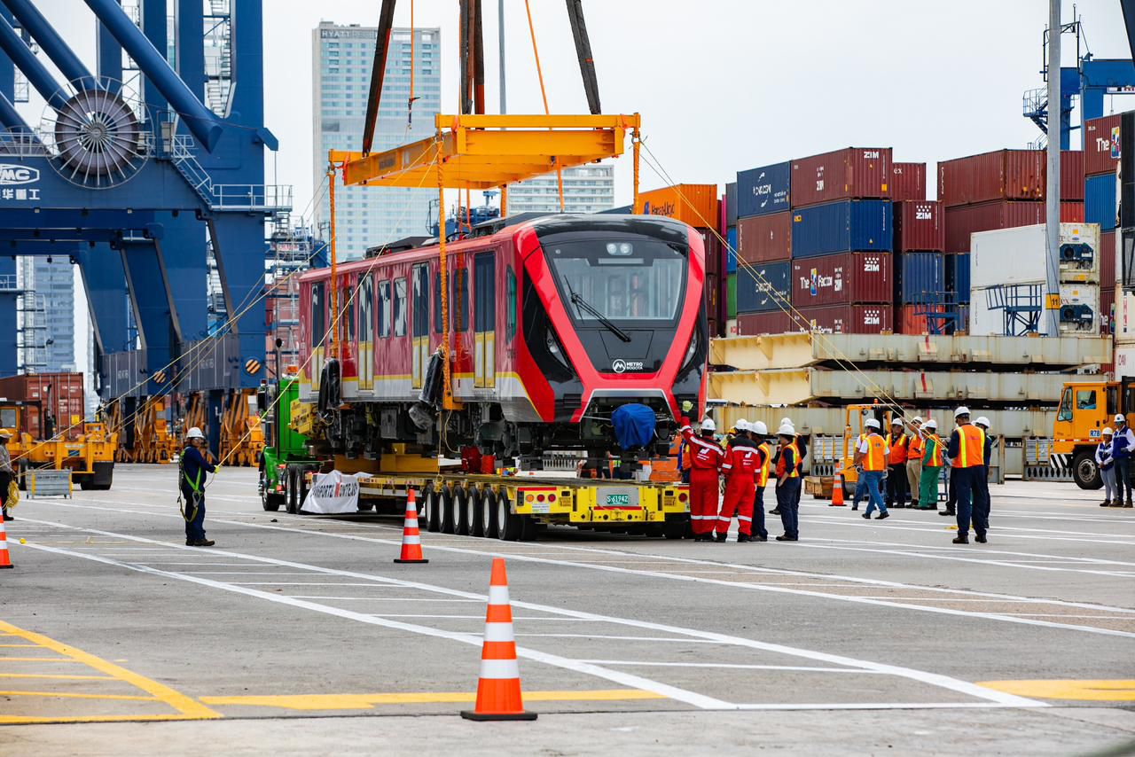 Primer Tren del Metro de Bogotá Sido Descargado en el Puerto de Cartagena