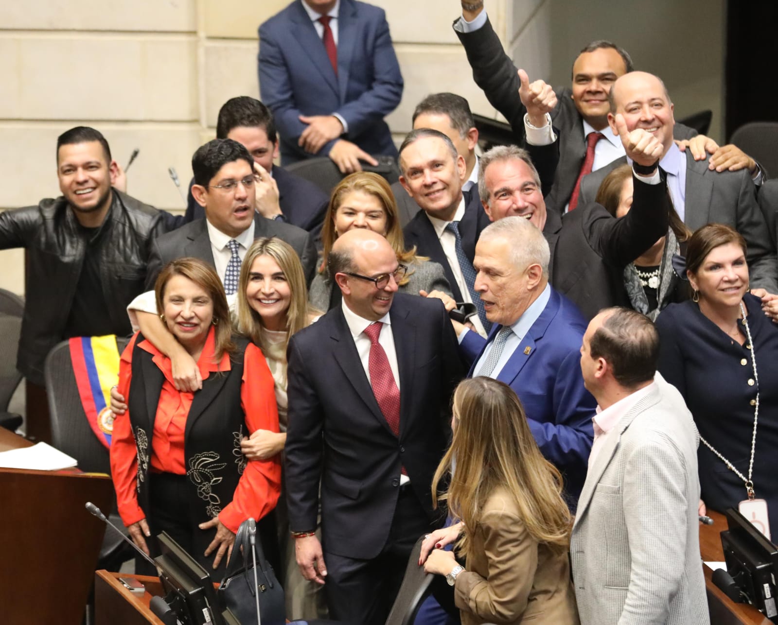 Senadores celebran la elección de Carlos Camargo.