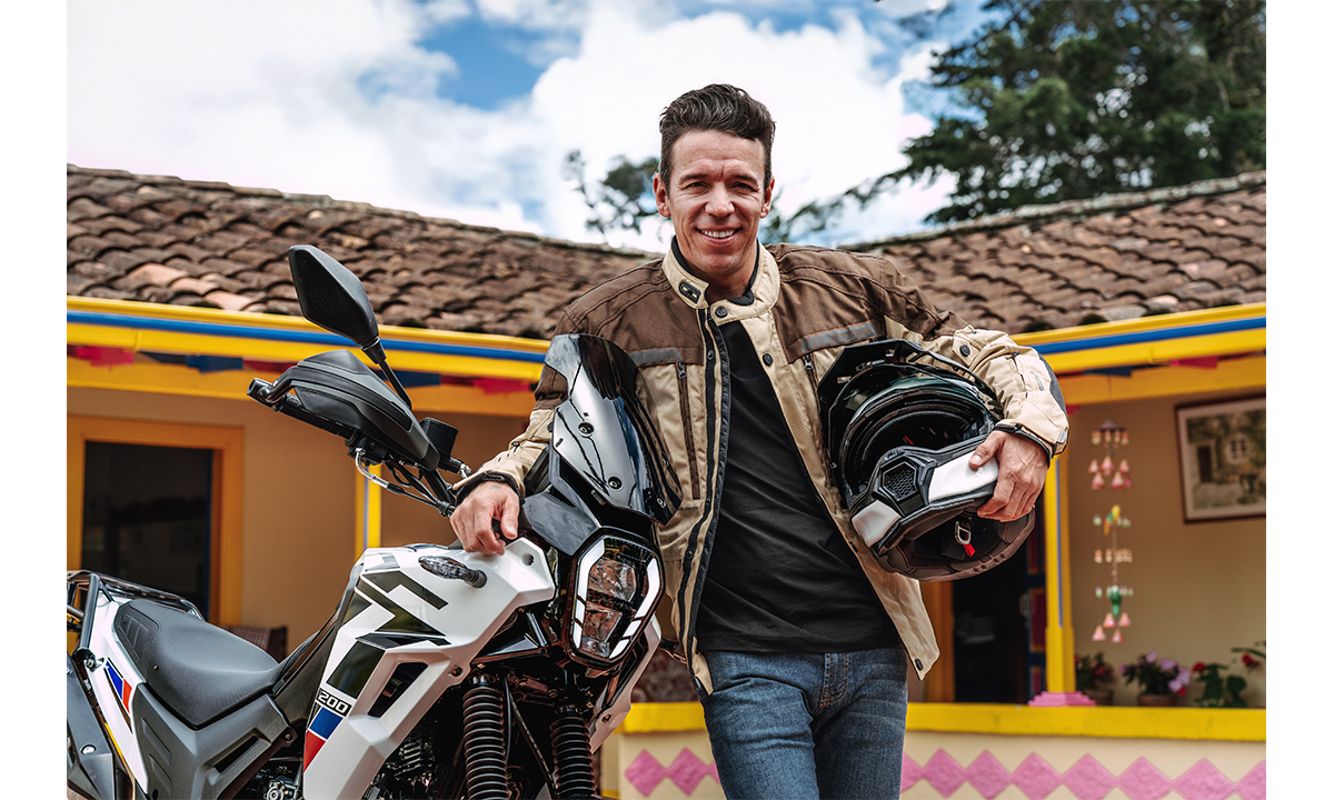 Rigoberto urán y akt motos