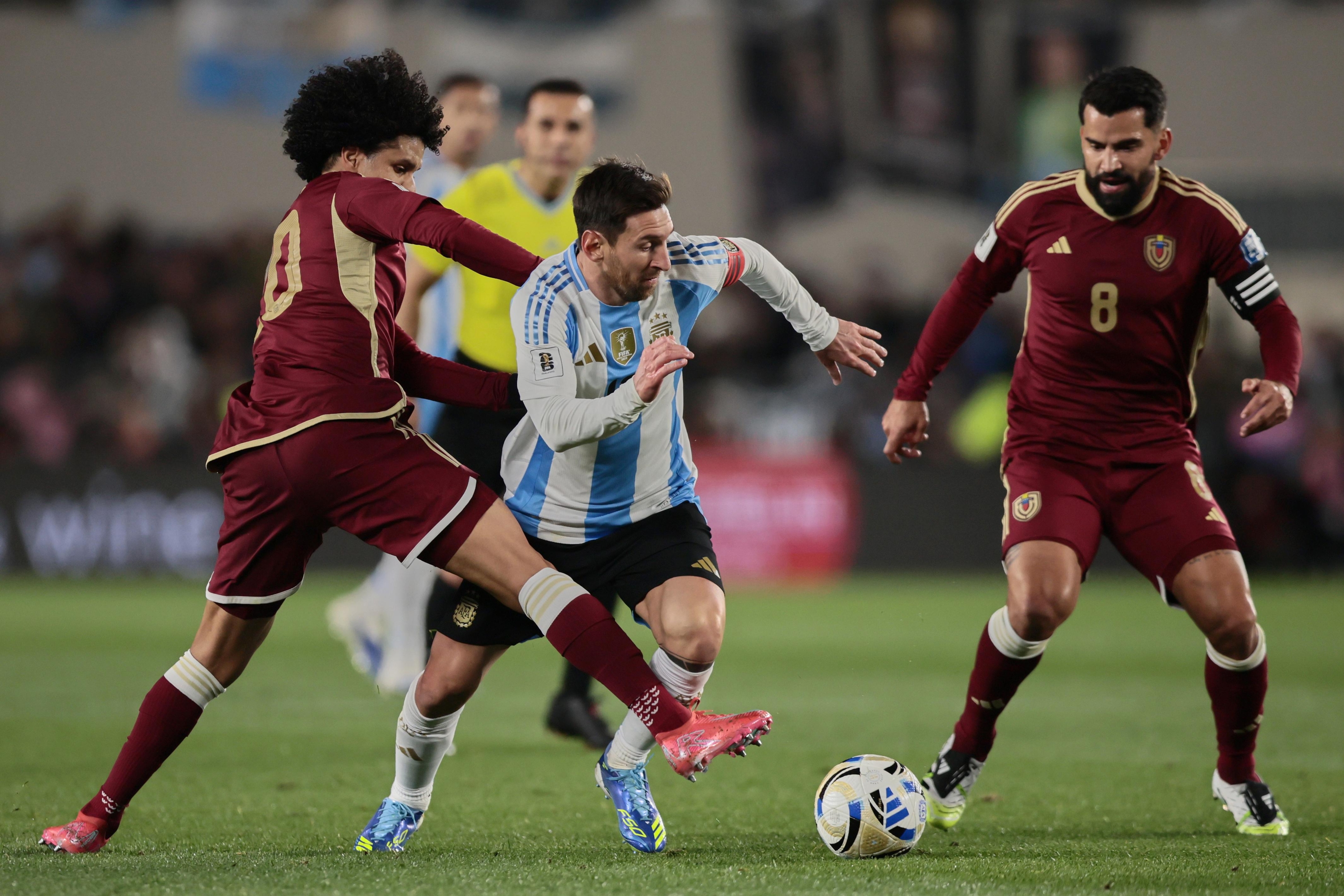 Lionel Messi vs. Tomás Rincón