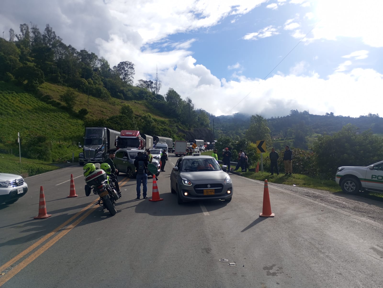 Vía al Llano, cierre total por deslizamiento