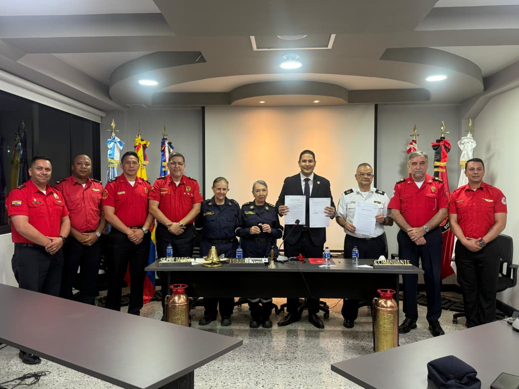 Bomberos de Cali Con Bomberos y Autoridadas en Prevención de Emergencia de Ecuador.