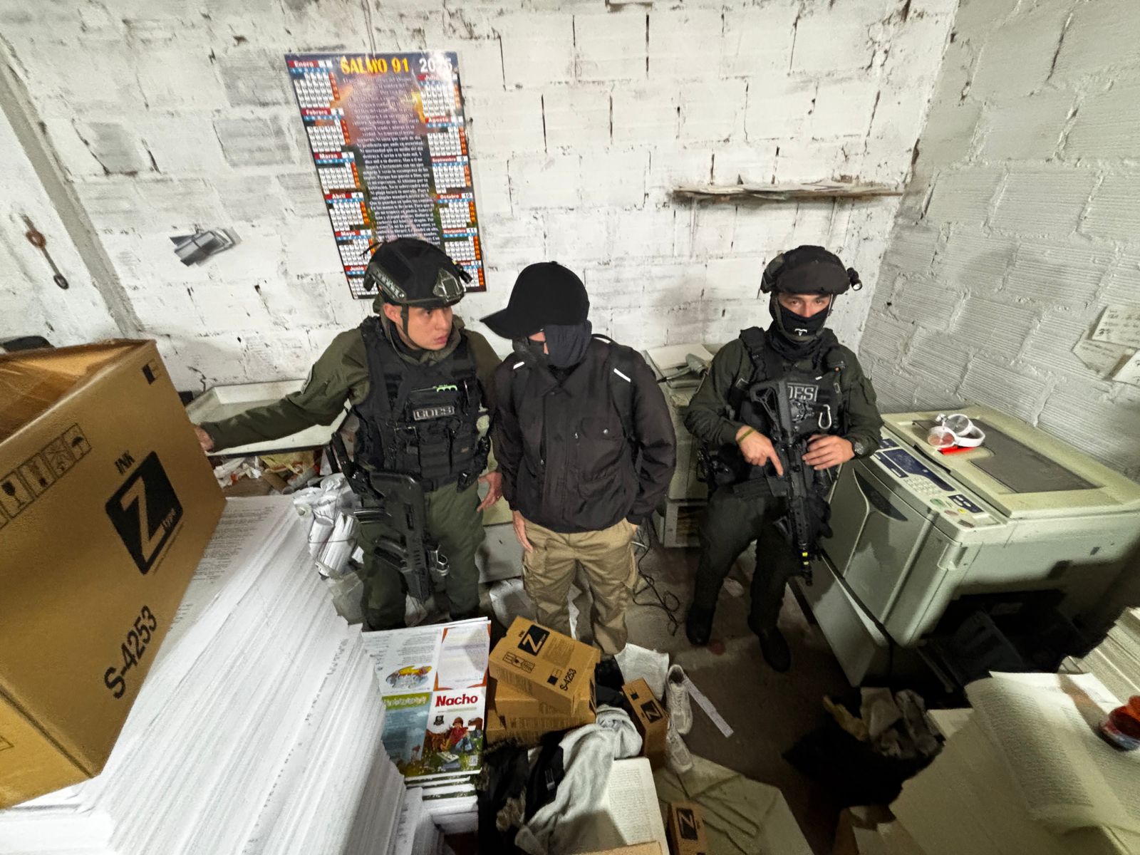 Operaciones para desmantelar centros de bronda y distribución de biblioteca pirata