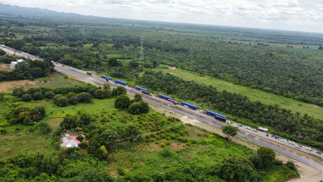 Vagones del Primer Tren del Metro de Bogotá Viajando por Carretera