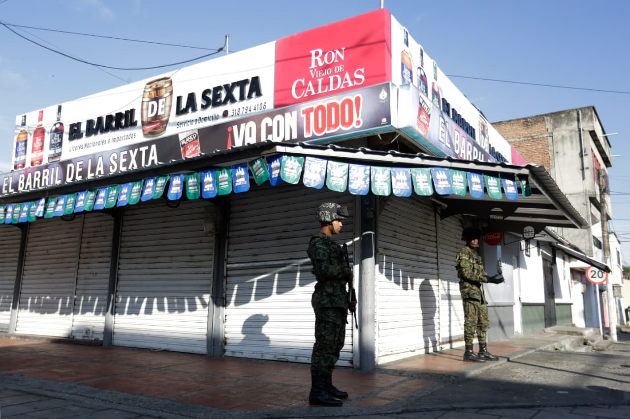 En este Sitio sucedió el Asesinato del Secretario de Gobierno de Pradera. Había Sillas en el Andén y la Calle por el Partido de Colombia, El 9 de Septiembre.