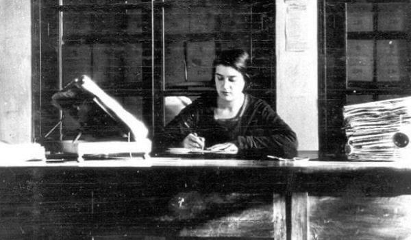 María Juana Moliner Ruiz nació en Paniza (Zaragoza) el 30 de marzo de 1900 y fue una bibliotecaria, archivera, filóloga y lexicógrafa española.