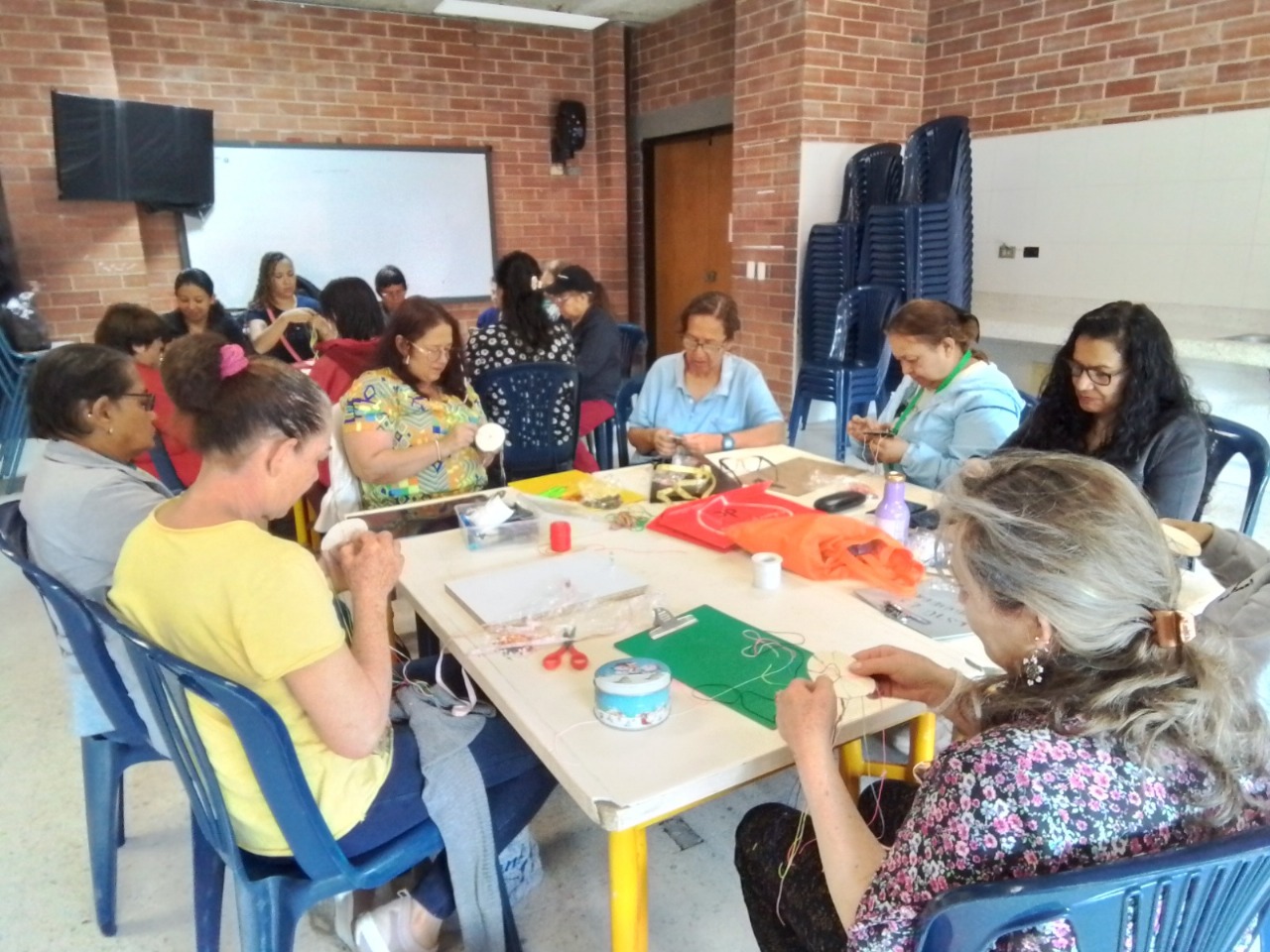 Mujeres en bogotá se convierten en EmpRendoras Gracias al 'Círculo de Mujeres' de la Fundación Fe y Alegría
