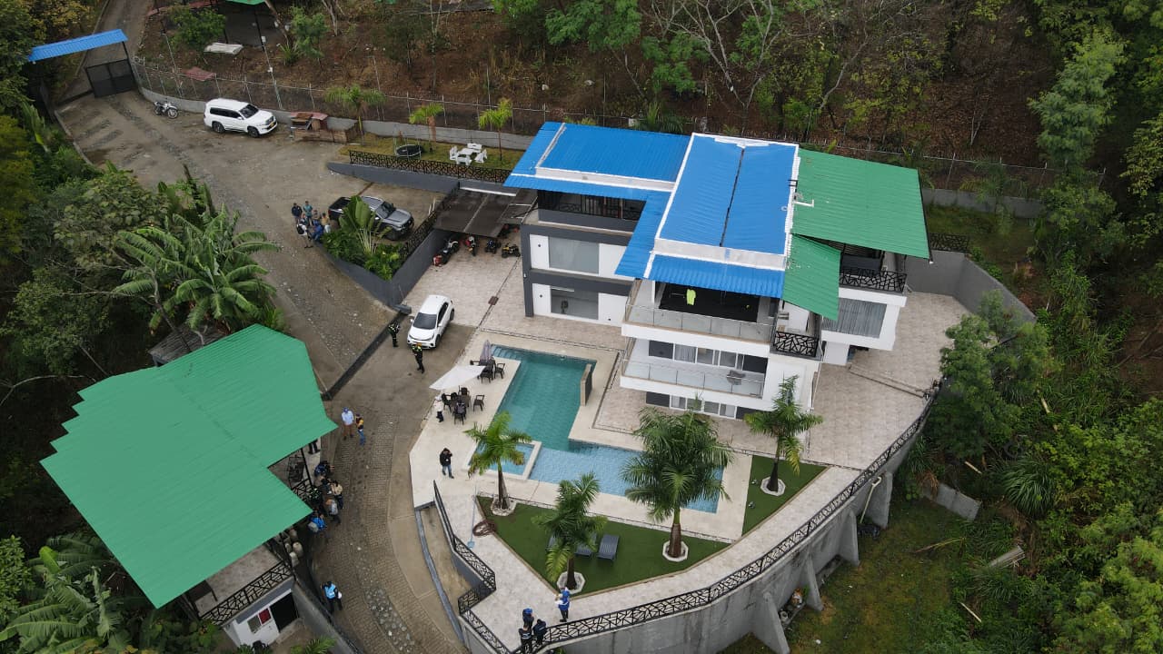 La Prisionante Mansión en Cali de Un Invasor.