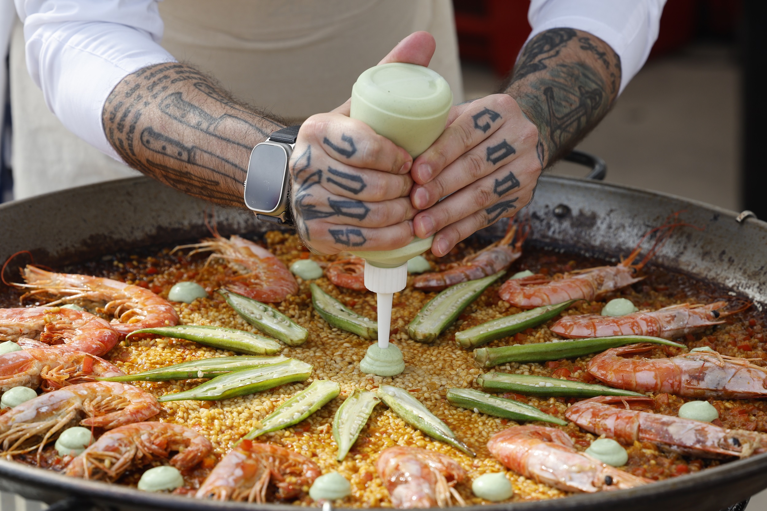 Una de las paellas que doce chefs internacionales maestros del arroz han cocinado en el World Paella Day (Día Mundial de la Paella) este sábado en Valencia. EFE/Ana Escobar