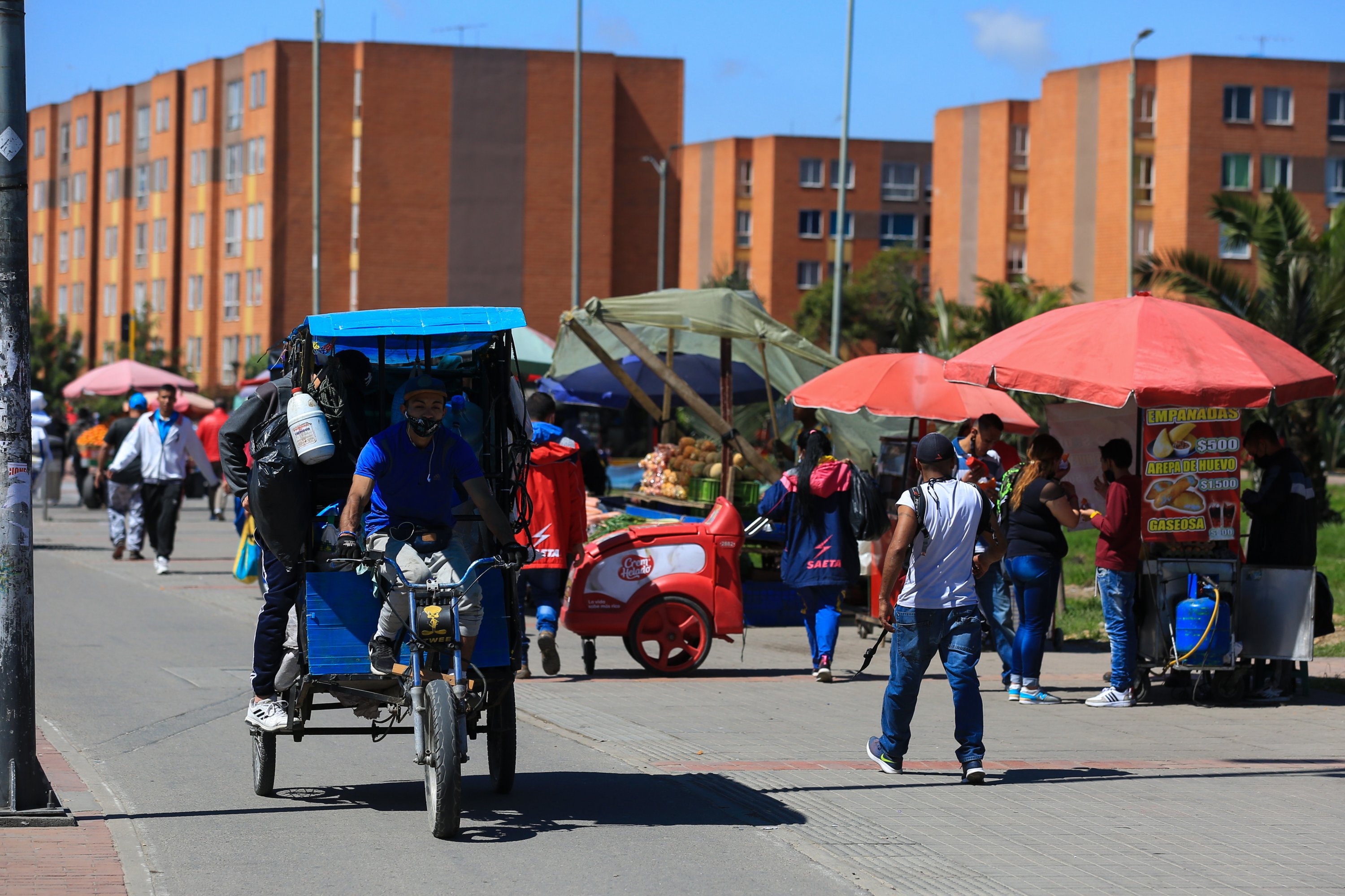 Bicitaxis invaden la ciclorruta en el sector del portal américas