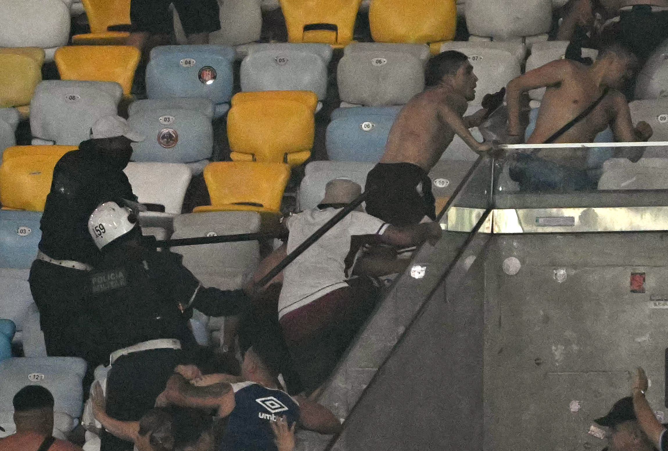 Incidentes entre hinchas de Lanús y la Policía