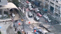 Video: enorme socavón de 30 metros de ancho se abre en una carretera frente a hospital en Bangkok, Tailandia, y traga un carro