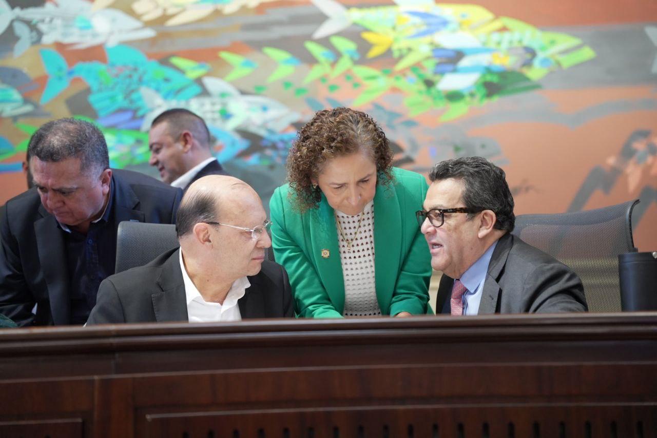 Olga Lucía Velásquez, Germán ávila y Jaime Dussán en el debate del Presupesto este 24 de Septiembre.
