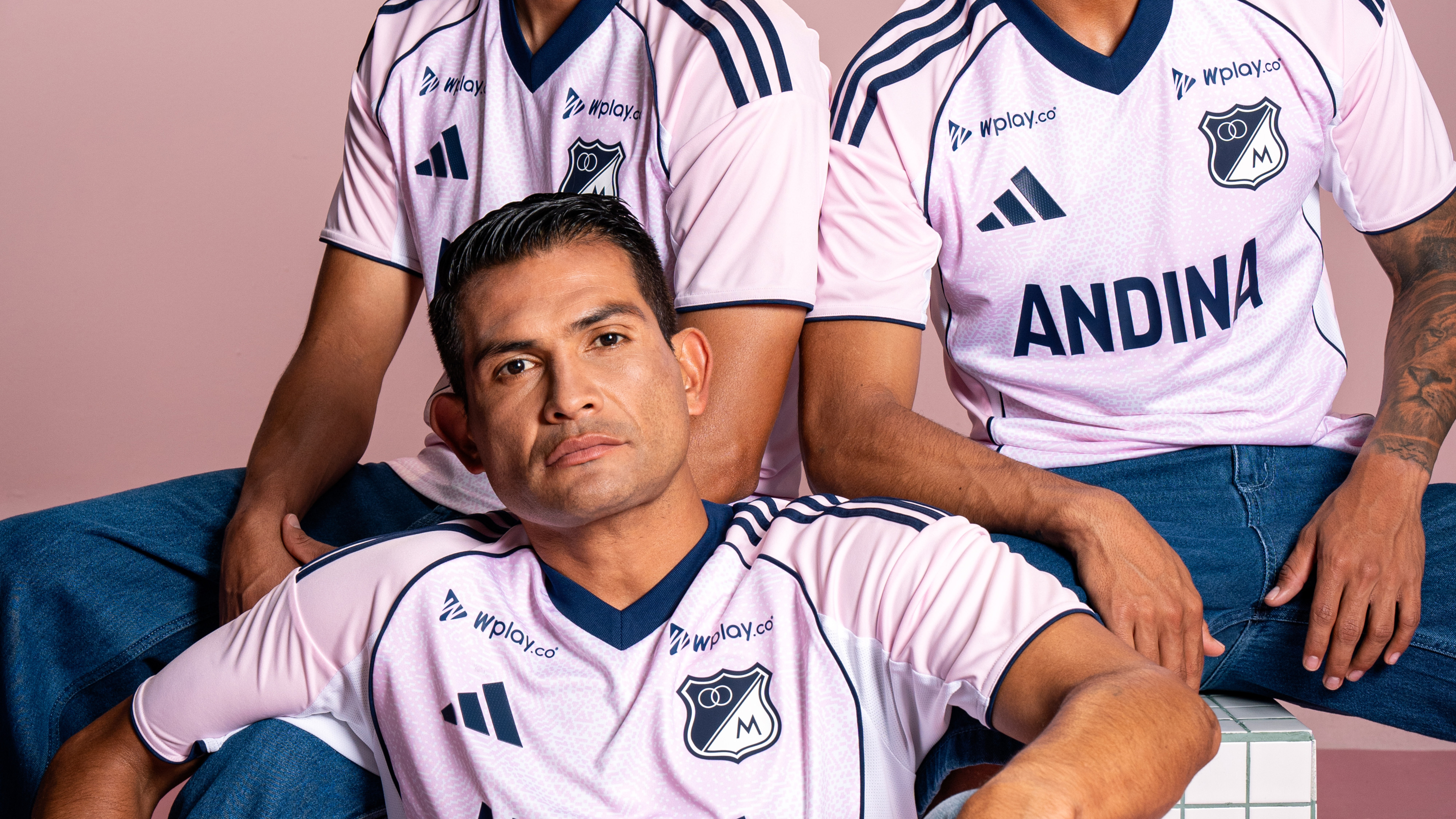 La nueva camiseta rosada de Millonarios