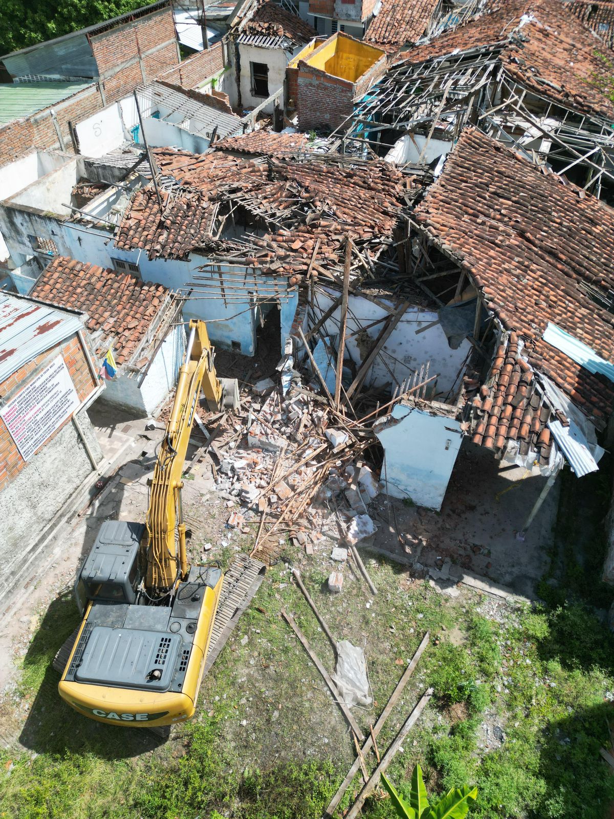 ESTA ERA LA CASONA, UN PUNTO DE VENTA DE DROGAS EN TULUÁ HASTA QUE FUE DEMOLIDA.
