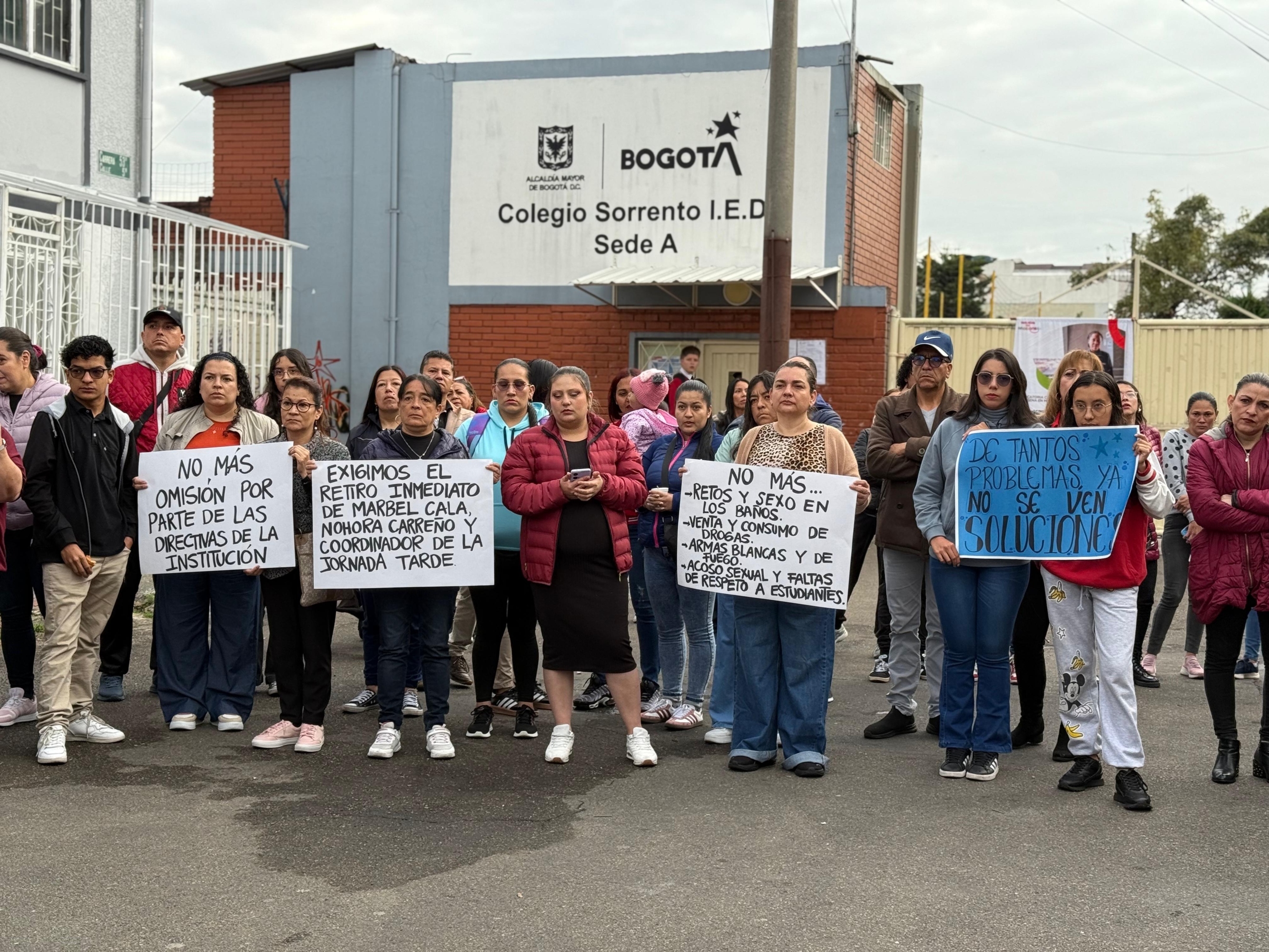 Padres protestando por tumba situación.