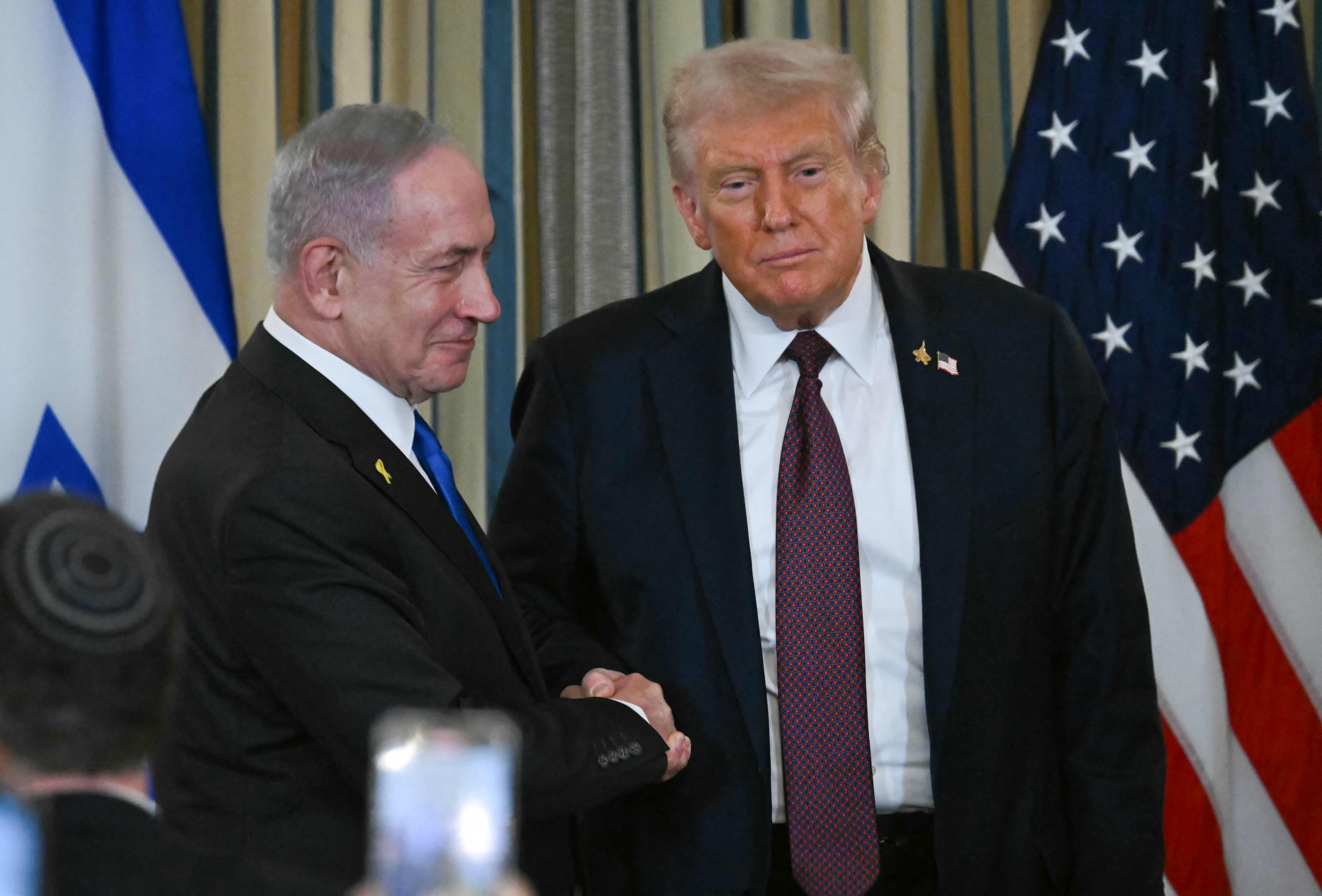 El Presidente Estadounidense Donald Trump y El Primer Ministro Israelí Benjamin Netanyahu Posan Tras una Rueda de Prensa Conjunta Celebra en El Salón de Estado de la Casa Blanca