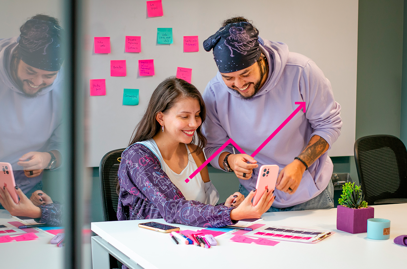 Amigas viendo su Nequi al aire libre