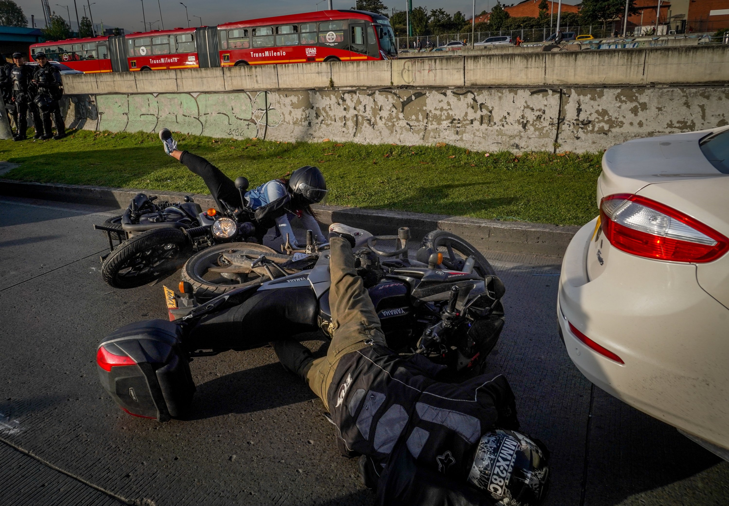 Bogotá'da motosikletçiler arasında trafik kazası
