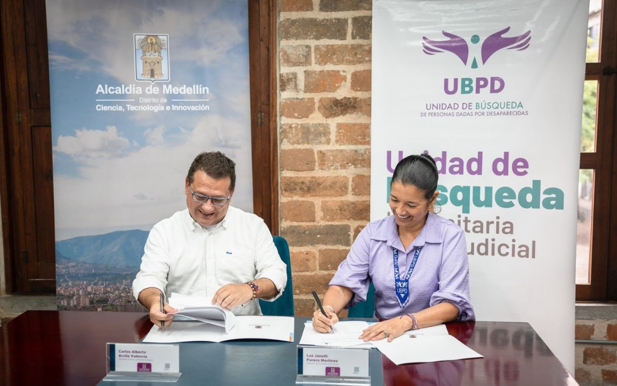 El secretario de Paz y DD.HH. de Medellín, Carlos Arcila, y la directora de la UBPD, Luz Forero.