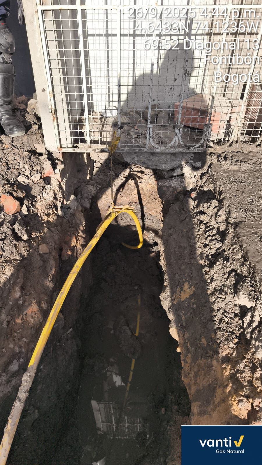 La acometida fraudulenta estaba oculta a 1,60 metros de profundidad y camuflada con lonas y materiales de construcción.