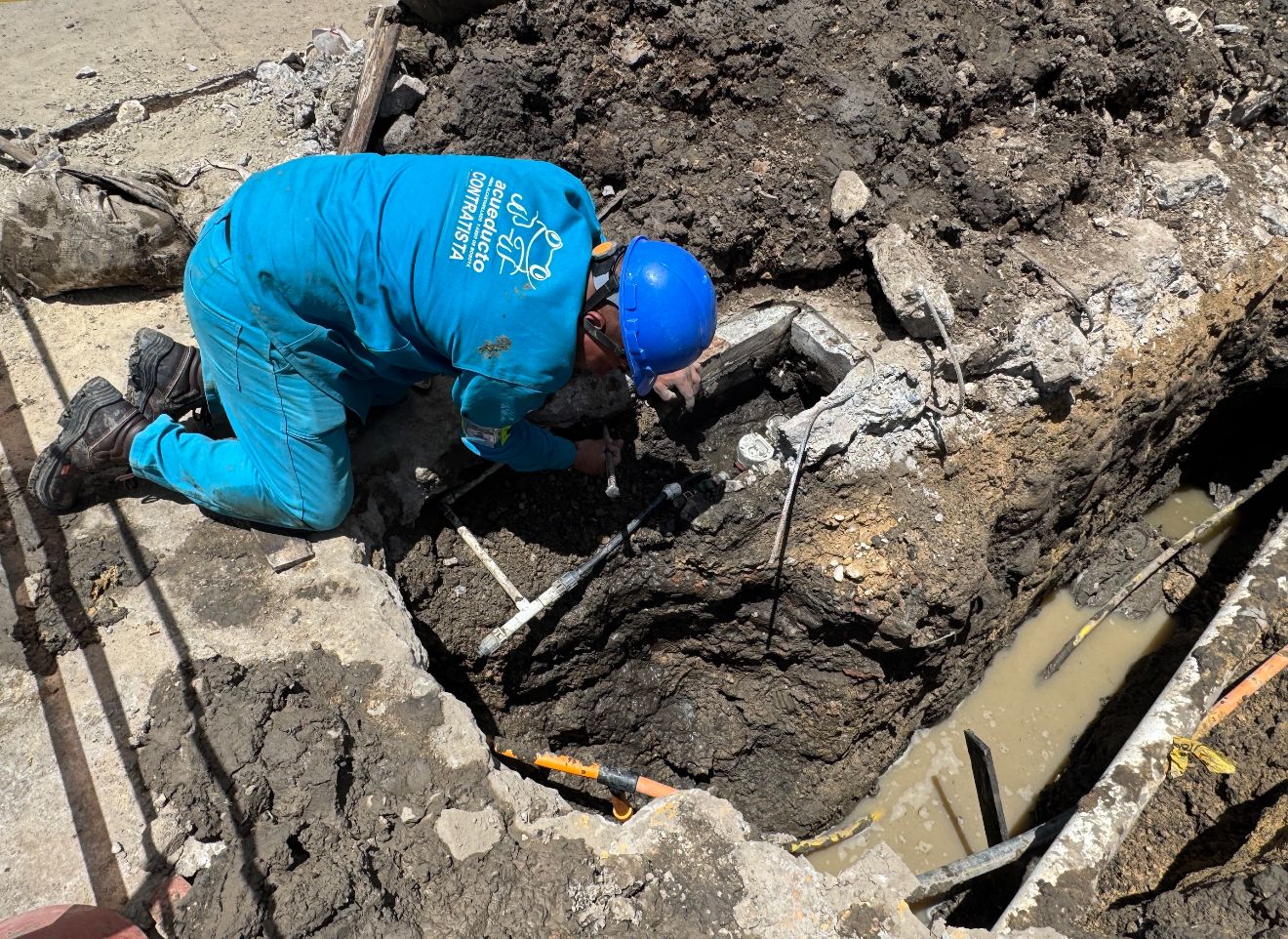 Técnicos del Acueducto de Bogotá inspeccionan conexiones ilegales en el barrio Montevideo, Fontibón.