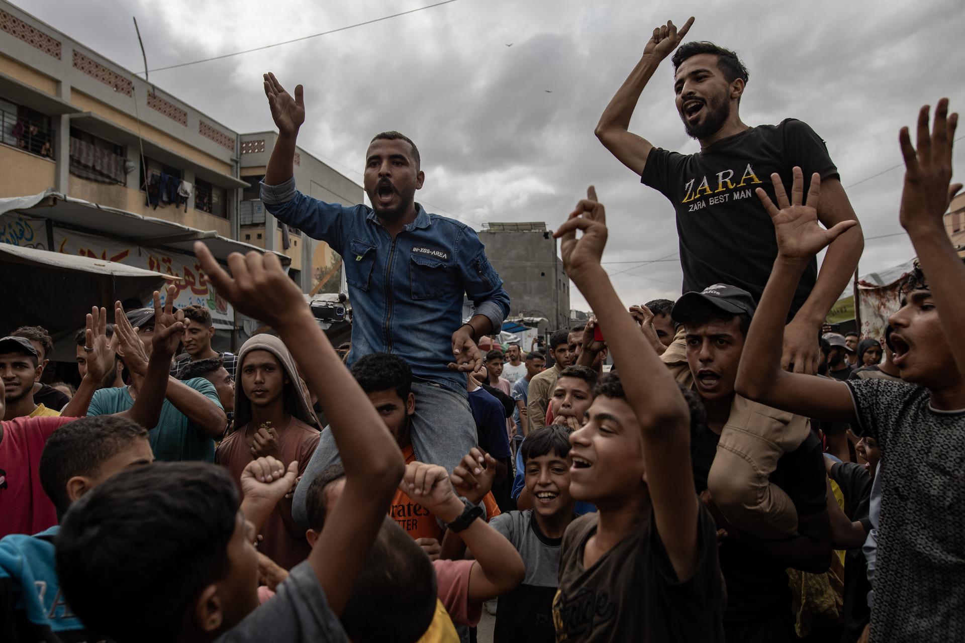 Palestinos celebran la firma del acuerdo para poner fin la guerra en Gaza