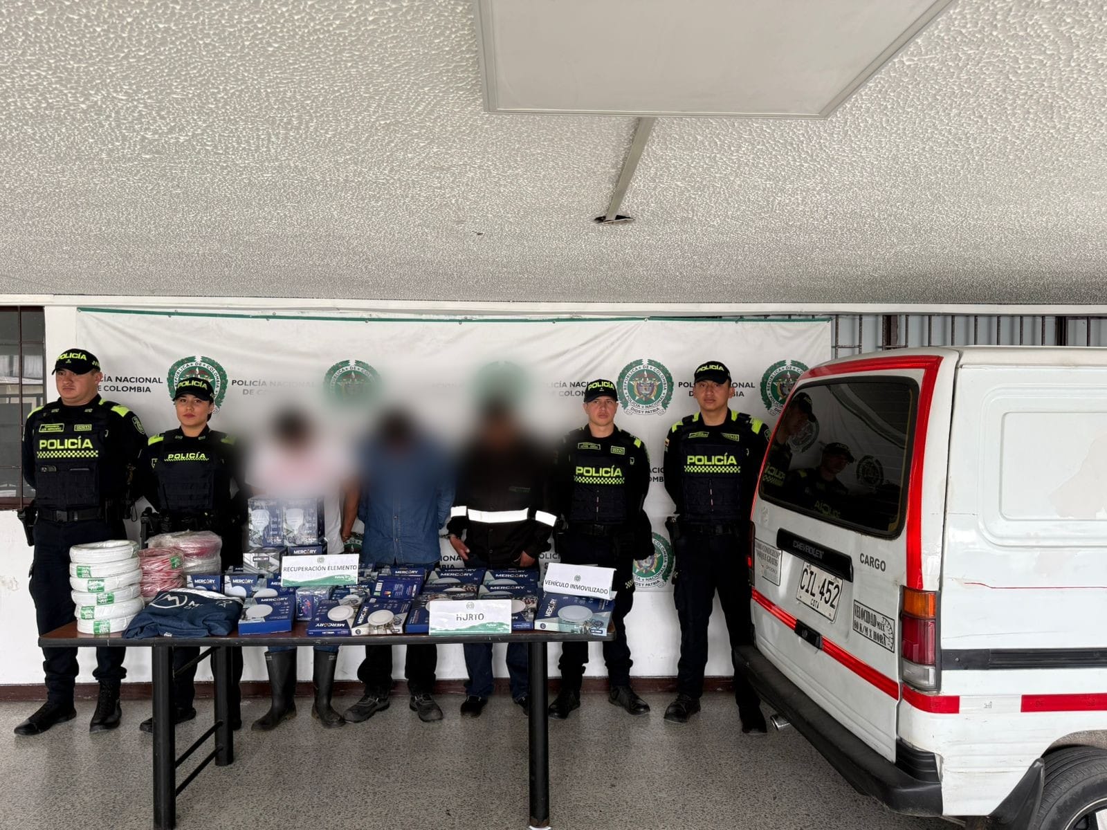 Los capturados simulaban ser contratistas del Metro, utilizando chalecos, cascos y overoles para no levantar sospechas.