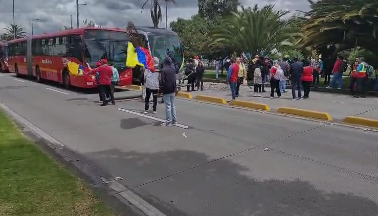 TransMilenio suspende temporalmente sus operaciones.