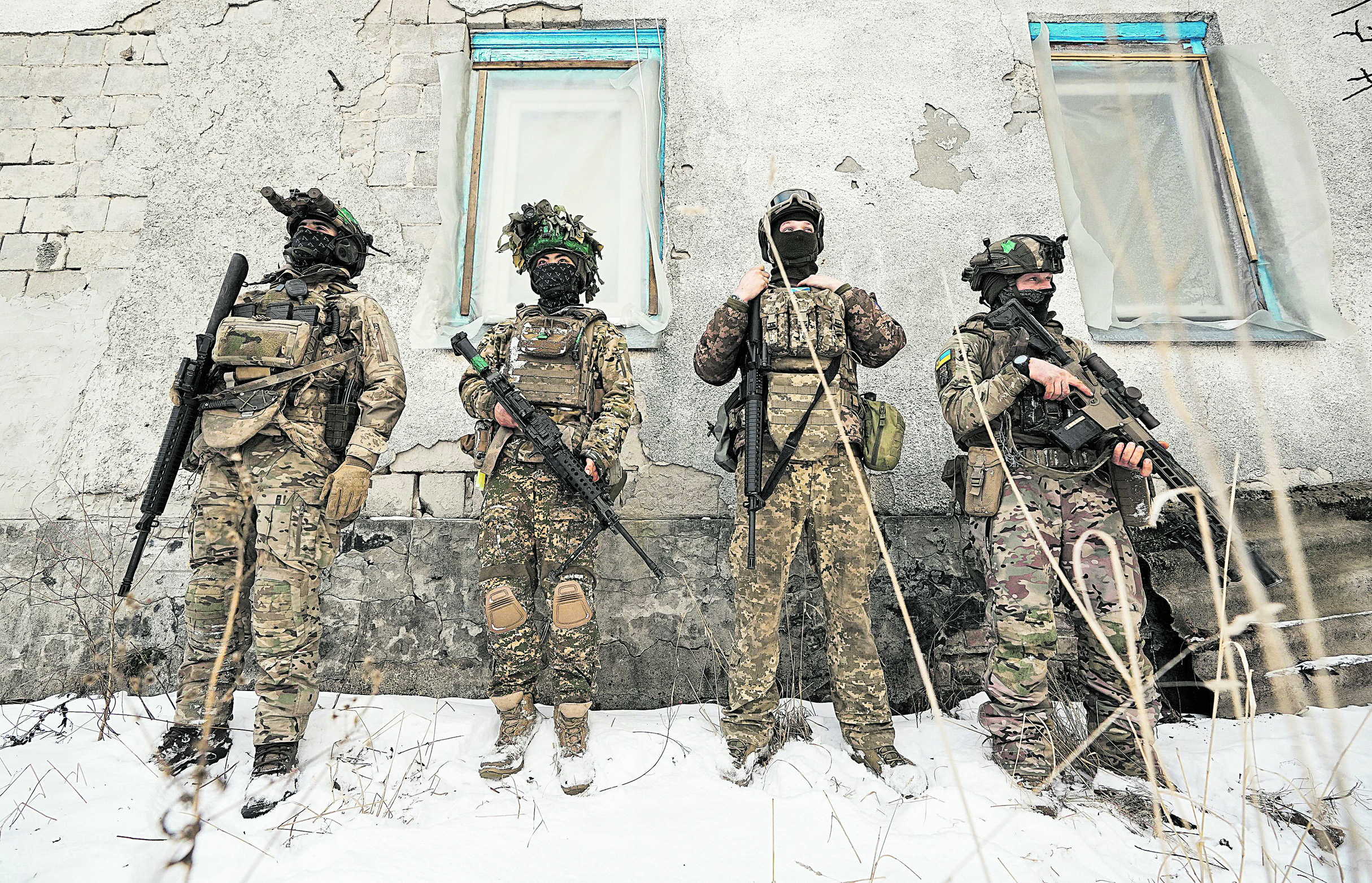 Combatientes 422.º Batallón de Fusileros de Ucrania donde hay muchos extranjeros. En la foto, ‘Terma’, de Ucrania; ‘Su’, de Japón; ‘Whisky’, de Escocia, y ‘Lynx’, de Canadá, posan en un lugar de la región de Járkov, Ucrania.
