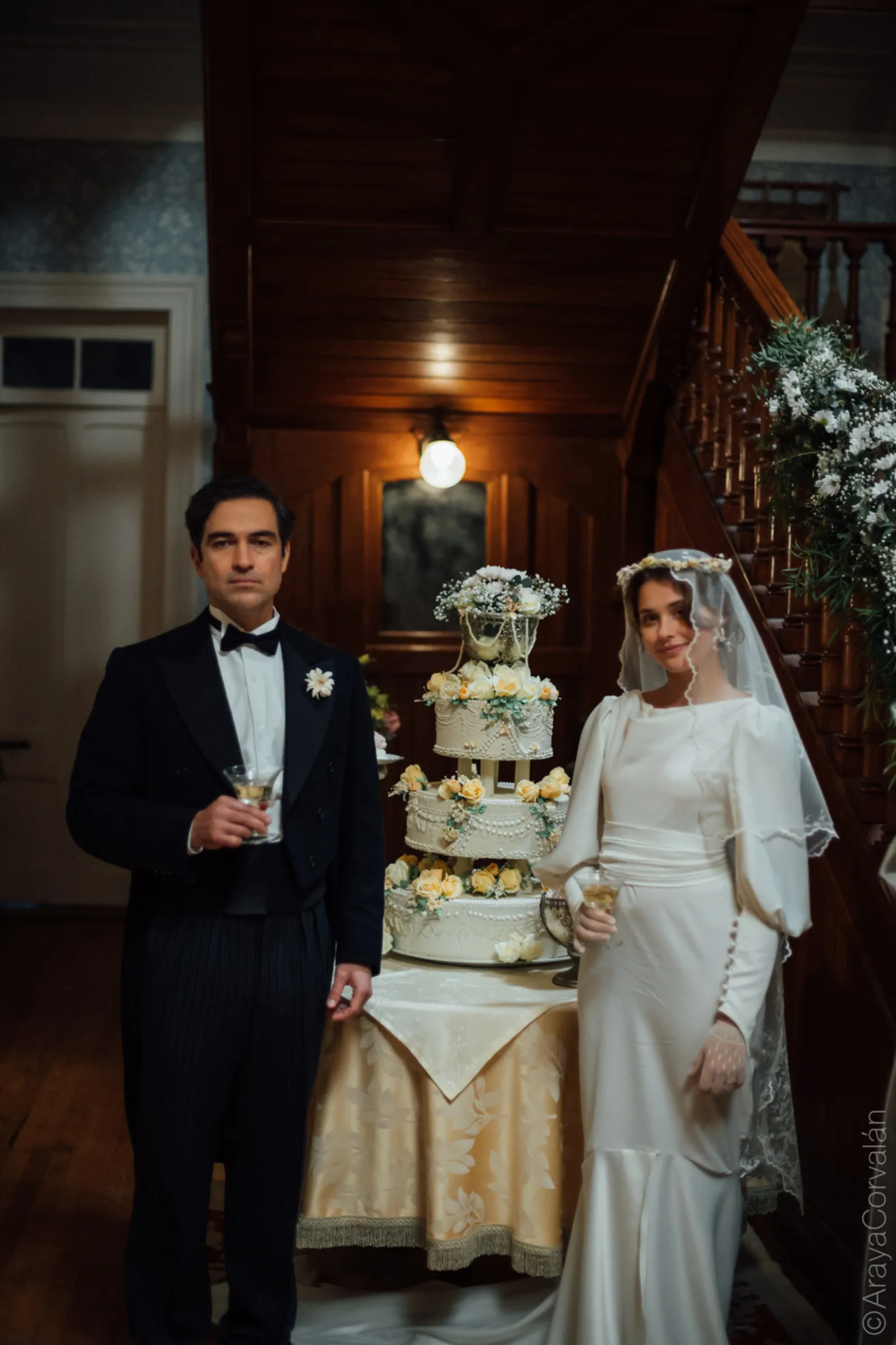 Alfonso Herrera y Nicole Wallace protagonizan la serie de 'La Casa de los Espíritus'.