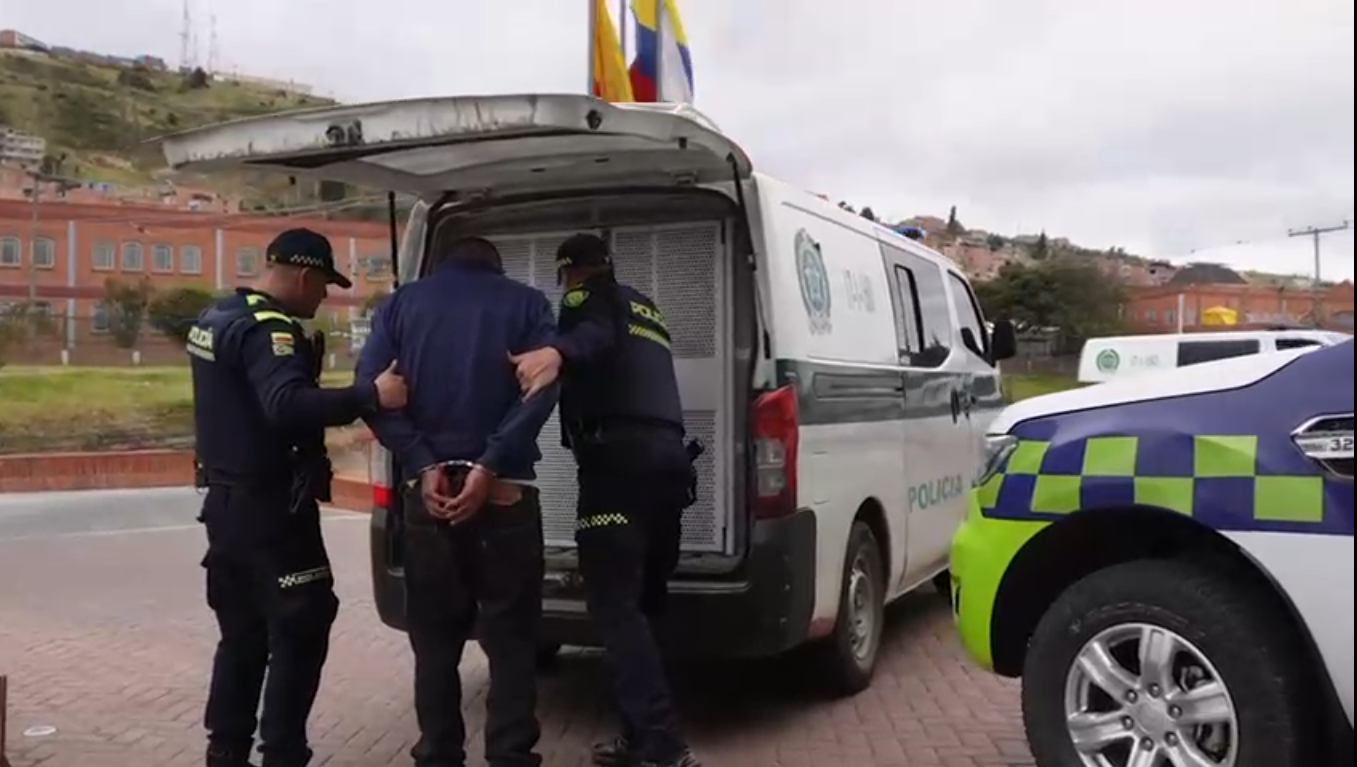 Hombre tras capturado haber herido un camión en Bogotá
