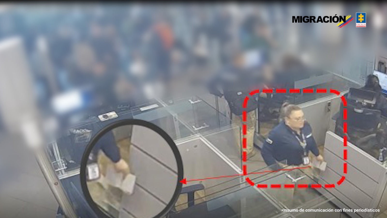 Videoda, seyahat edenlere yönelik gereklilikleri göz ardı ederek ülkeden ayrılmayı kolaylaştırmak için ücret talep eden eski bir Kolombiyalı Göçmenlik yetkilisi ortaya çıktı